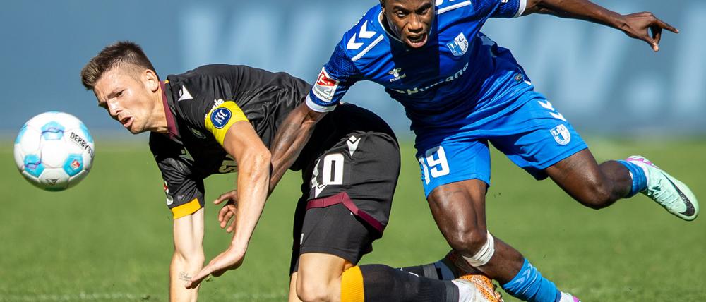 Karlsruhes Torschütze Marvin Wanitzek (l) kämpft um den Ball.