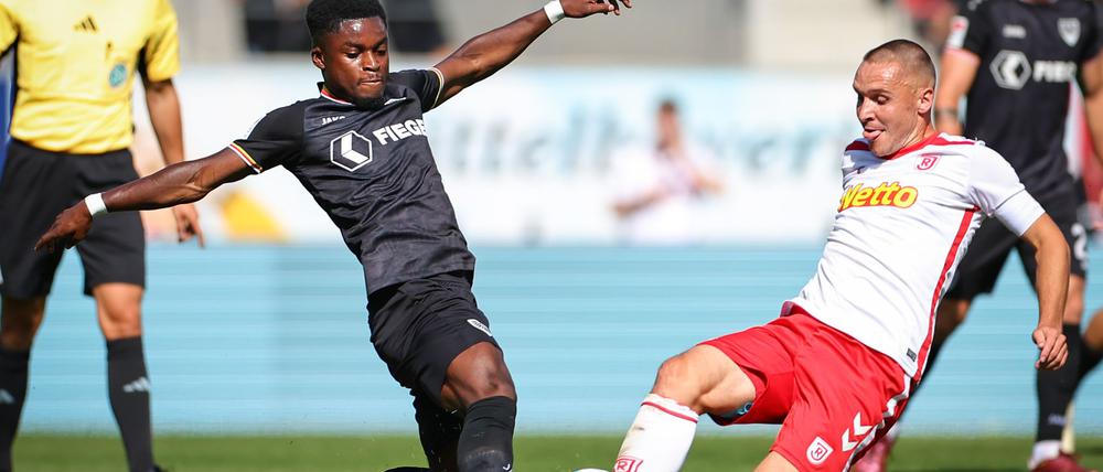 Regensburg-Kapitän Andreas Geipl (r) kämpft gegen den Münsteraner Daniel Kyerewaa um den Ball.