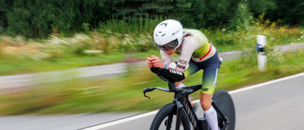 Laura Philipp triumphiert bei der Ironman-WM in Nizza auch dank ihrer starken Radleistung.