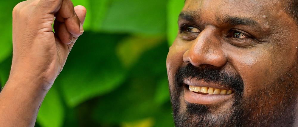 Der Präsidentschaftskandidat der Partei National People’s Power (NPP), Anura Kumara Dissanayaka, zeigt seinen eingefärbten Finger, als er ein Wahllokal verlässt, nachdem er seine Stimme während der Präsidentschaftswahlen in Sri Lanka am 21. September 2024 in Colombo abgegeben hat.