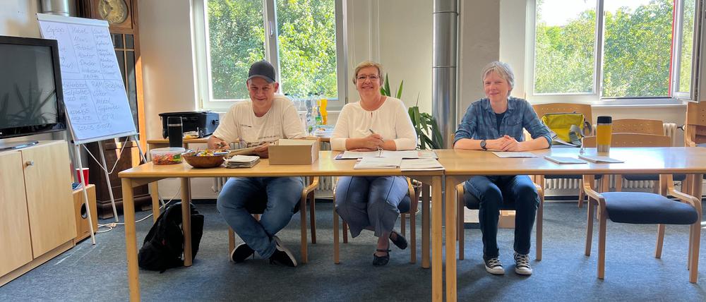 Wahlhelfende im Bürgerhaus am Schlaatz im Potsdamer Süden.