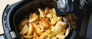 Mehr als heiße Luft? Heißluftfritteusen sind angesagt, aber völlig nutzlos, findet unsere Autorin. 