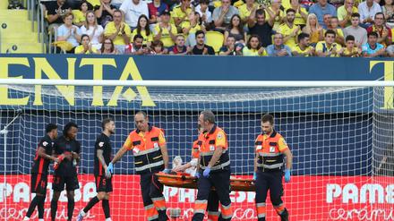 Marc-André ter Stegen muss auf einer Trage vom Platz getragen werden.