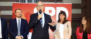 Dietmar Woidke mit Ehefrau Susanne Woidke und Parteifreunden bei der Wahlparty der SPD nach der Landtagswahl 2024 in Brandenburg in der Gaumenarche.