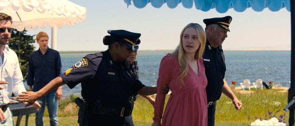 Warum wird Dakota Fanning alias Abby Winbury abgeführt? Antworten gibt es in der hochkarätigen, prominent besetzte Krimiserie „Ein neuer Sommer“ auf Netflix.