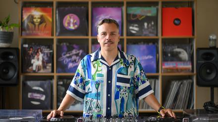 Tino Piontek, DJ Purple Disco Machine, steht in seinem Studio.