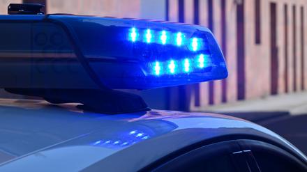 Drei Menschen sind bei einem Zusammenstoß zwischen einem Auto und einem Linienbus verletzt worden. (Symbolbild)