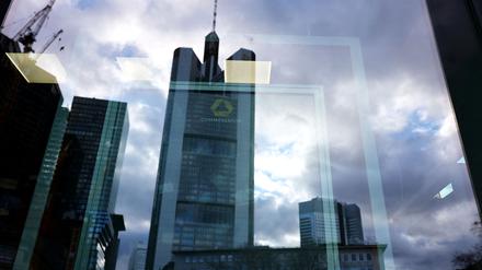 Das Commerzbnak-Logo spiegelt sich in Hochhäusern des Bankenviertels von Frnakfurt am Main.