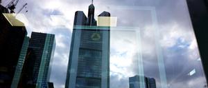 Das Commerzbnak-Logo spiegelt sich in Hochhäusern des Bankenviertels von Frnakfurt am Main.