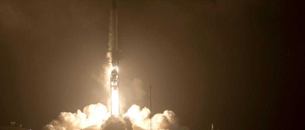 Die SpaceX Falcon 9 Rakete startet mit dem Double Asteroid Redirection Test (DART) an Bord vom Space Launch Complex 4E auf der Vandenberg Space Force Base in Kalifornien.