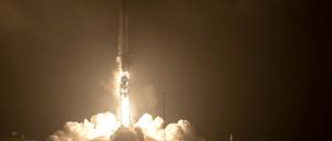 Die SpaceX Falcon 9 Rakete startet mit dem Double Asteroid Redirection Test (DART) an Bord vom Space Launch Complex 4E auf der Vandenberg Space Force Base in Kalifornien.