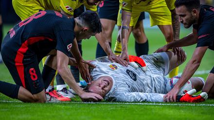 Bitter. Marc-André ter Stegen ( Barcelona ) verletzt am Boden.