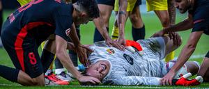 Bitter. Marc-André ter Stegen ( Barcelona ) verletzt am Boden.