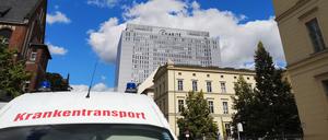 Der Charité-Bettenturm am Campus in Berlin-Mitte.