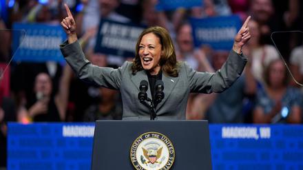 Kamala Harris spricht im besonders umkämpften US-Bundesstaat Wisconsin.