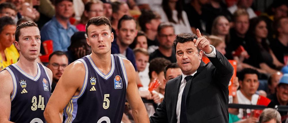 Trainer Israel Gonzalez (rechts) wirkte am Sonntag oft ratlos, im Schlussviertel ging es seinen Spielern (im Bild Yanni Wetzell und Justin Bean) ähnlich.