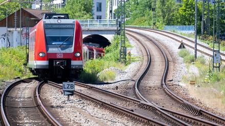 Eine S-Bahn fährt in den Ostbahnhof München.