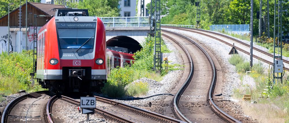 Eine S-Bahn fährt in den Ostbahnhof München.
