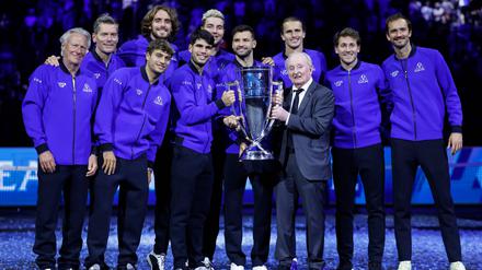Das siegreiche Team Europa mit Rod Laver und dem nach ihm benannten Pokal.