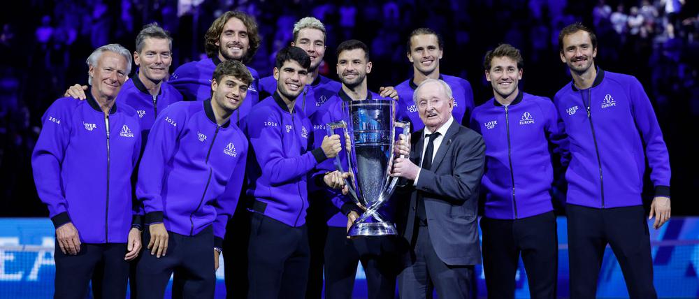 Das siegreiche Team Europa mit Rod Laver und dem nach ihm benannten Pokal.