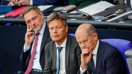 Bundesfinanzminister Christian Lindner, FDP, Bundeswirtschaftsminister Robert Habeck, Grüne, und Bundeskanzler Olaf Scholz, SPD, im Bundestag.
