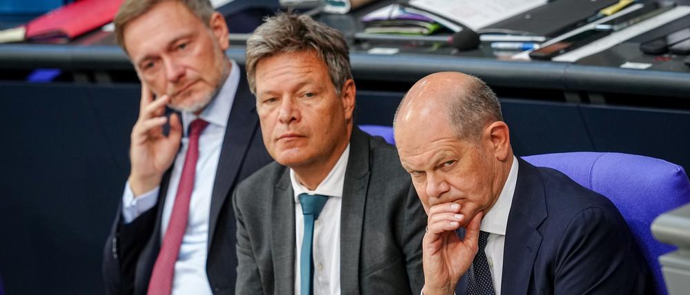 Bundesfinanzminister Christian Lindner, FDP, Bundeswirtschaftsminister Robert Habeck, Grüne, und Bundeskanzler Olaf Scholz, SPD, im Bundestag.
