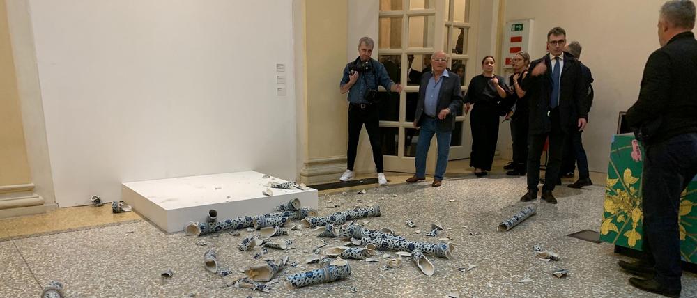 Schreckmoment: Das Foyer des Palazzo Fava nach dem Zerstörungsakt.
    