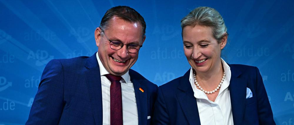 Die AfD-Parteivorsitzenden Tino Chrupalla und Alice Weidel beim Verlassen einer Pressekonferenz am 23. September in Berlin.
