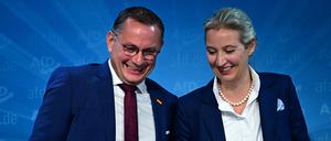 Die AfD-Parteivorsitzenden Tino Chrupalla und Alice Weidel beim Verlassen einer Pressekonferenz am 23. September in Berlin.