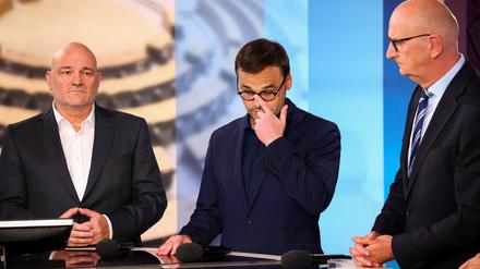 Von links nach rechts: Robert Crumbach (BSW), Jan Redmann (CDU) und Dietmar Woidke (SPD) im TV-Studio nach der Landtagswahl in Brandenburg.