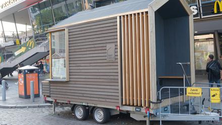 Es kommt ein Haus gefahren. Mobiles „Tiny House“ vor dem Bahnhof Zoo als Konferenzraum.