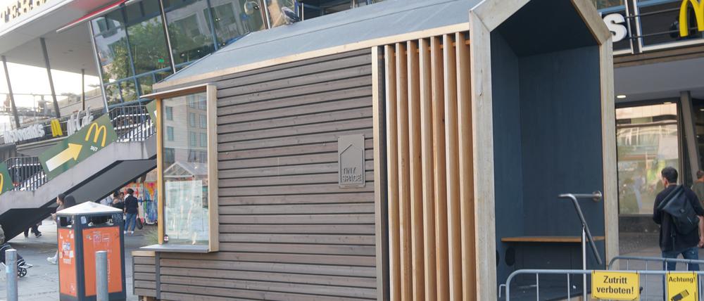Es kommt ein Haus gefahren. Mobiles „Tiny House“ vor dem Bahnhof Zoo als Konferenzraum.