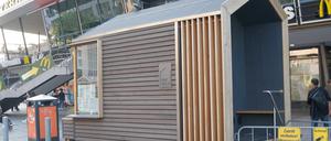 Es kommt ein Haus gefahren. Mobiles „Tiny House“ vor dem Bahnhof Zoo als Konferenzraum.