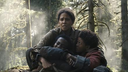 Momma (Halle Berry) schützt ihre Söhne Samuel (Anthony B. Jenkins) und Nolan (Percy Daggs IV) vor dem „Bösen“ im Wald.