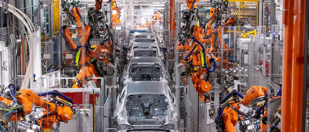 Die deutsche Autoindustrie steckt in der Krise. Schwache Nachfrage, hohe Kosten und neue Konkurrenz aus China drücken auf die Stimmung.