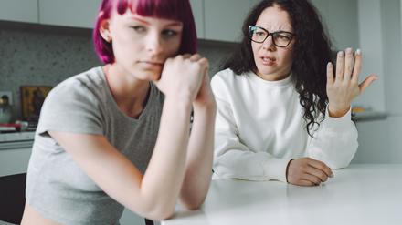 Wie erreicht man Teenager? Eine Mutter spricht mit ihrer Tochter.