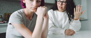 Wie erreicht man Teenager? Eine Mutter spricht mit ihrer Tochter.