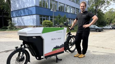 Heiner Wilkens, einer der beiden Gründer von Delta Heat, mit dem Lastenrad, das das Unternehmen dieses Jahr testet.
