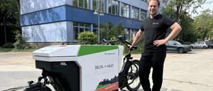 Heiner Wilkens, einer der beiden Gründer von Delta Heat, mit dem Lastenrad, das das Unternehmen dieses Jahr testet.