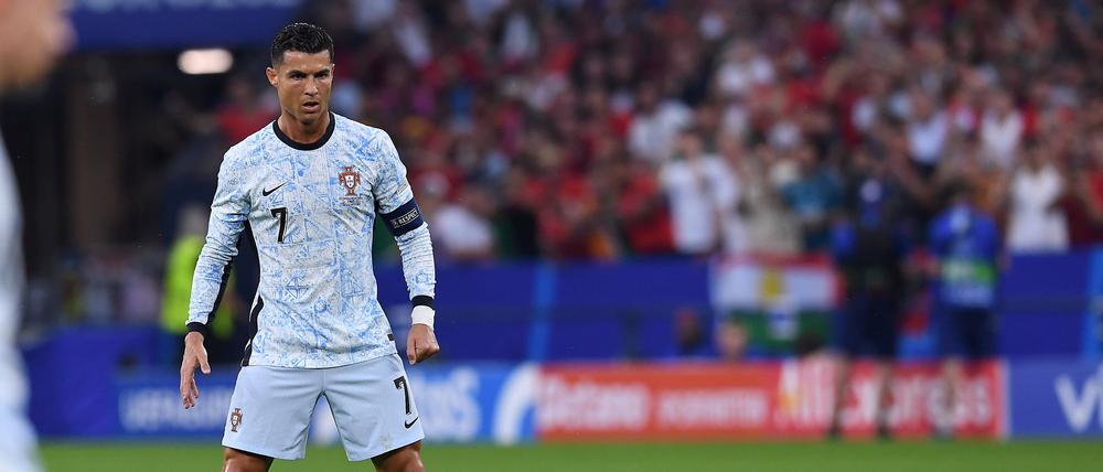 Fußballstar Cristiano Ronaldo am Elfmeterpunkt. Eigentlich eine Standardsituation – die unter Druck zur Herkules-Aufgabe wird.