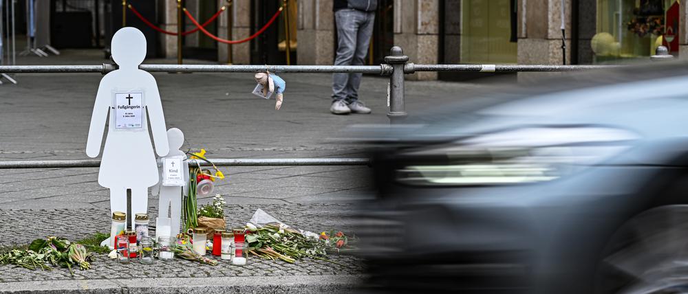 Ein Kind ist 2024 in Berlin tödlich verunglückt: Es wurde mit seiner Mutter auf der Leipziger Straße von einem Autofahrer überfahren, der auf dem Radweg am Stau vorbeigerast war.