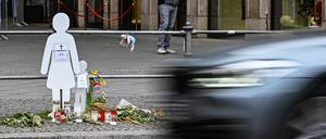 Ein Kind ist 2024 in Berlin tödlich verunglückt: Es wurde mit seiner Mutter auf der Leipziger Straße von einem Autofahrer überfahren, der auf dem Radweg am Stau vorbeigerast war.