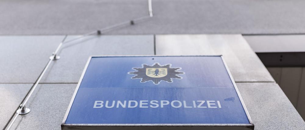 Bundespolizisten haben drei Männer bei Kontrollen entdeckt, die per Haftbefehl gesucht wurden. (Symbolbild)
