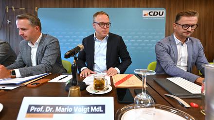 Andreas Bühl (l-r, CDU), Parlamentarischer Geschäftsführer, Mario Voigt, CDU-Fraktionschef, und Christian Tischner, CDU-Abgeordneter, vor Beginn der Klausur der Thüringer CDU-Fraktion im Oberhofer Berghotel. 