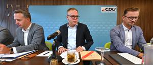 Andreas Bühl (l-r, CDU), Parlamentarischer Geschäftsführer, Mario Voigt, CDU-Fraktionschef, und Christian Tischner, CDU-Abgeordneter, vor Beginn der Klausur der Thüringer CDU-Fraktion im Oberhofer Berghotel. 