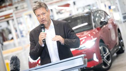 20.09.2024, Niedersachsen, Emden: Robert Habeck (Bündnis 90/Die Grünen), Bundesminister für Wirtschaft und Klimaschutz, bei einem Rundgang durch die Elektro-Montage des VW-Werkes Emden. Auf einer Reise durch den Nordwesten besucht der Bundeswirtschaftsminister mehrere Unternehmen in Niedersachsen. Foto: Sina Schuldt/dpa +++ dpa-Bildfunk +++