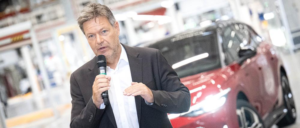 20.09.2024, Niedersachsen, Emden: Robert Habeck (Bündnis 90/Die Grünen), Bundesminister für Wirtschaft und Klimaschutz, bei einem Rundgang durch die Elektro-Montage des VW-Werkes Emden. Auf einer Reise durch den Nordwesten besucht der Bundeswirtschaftsminister mehrere Unternehmen in Niedersachsen. Foto: Sina Schuldt/dpa +++ dpa-Bildfunk +++