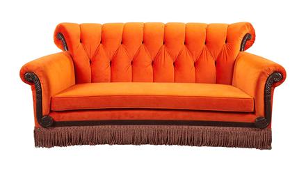 Der Hit der Auktion war ein oranges Sofa vom Set der „Friends“-Serie