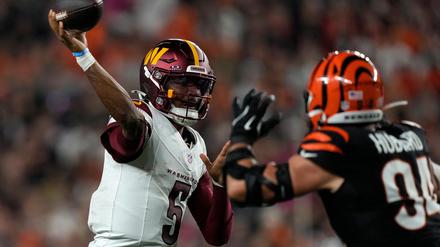Jayden Daniels (links) machte das beste Spiel seiner jungen Karriere als NFL-Quarterback.