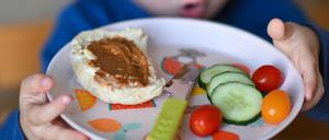 Für Kinder muss vegetarische Ernährung besonders gut gemacht sein, sagen Fachleute. 